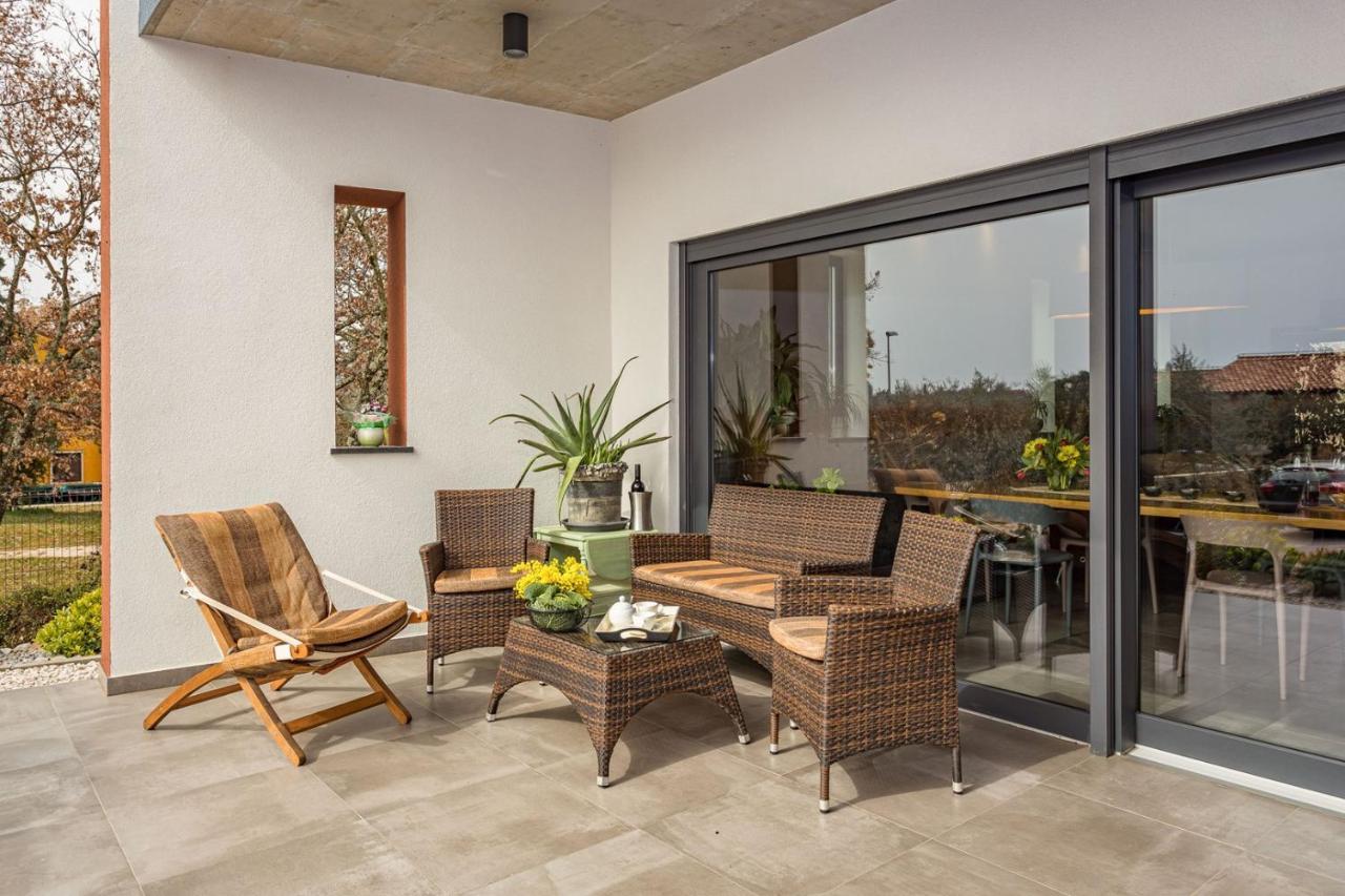 Apartments Bijou With Big Private Garden Near Umag Vilanija Exterior photo